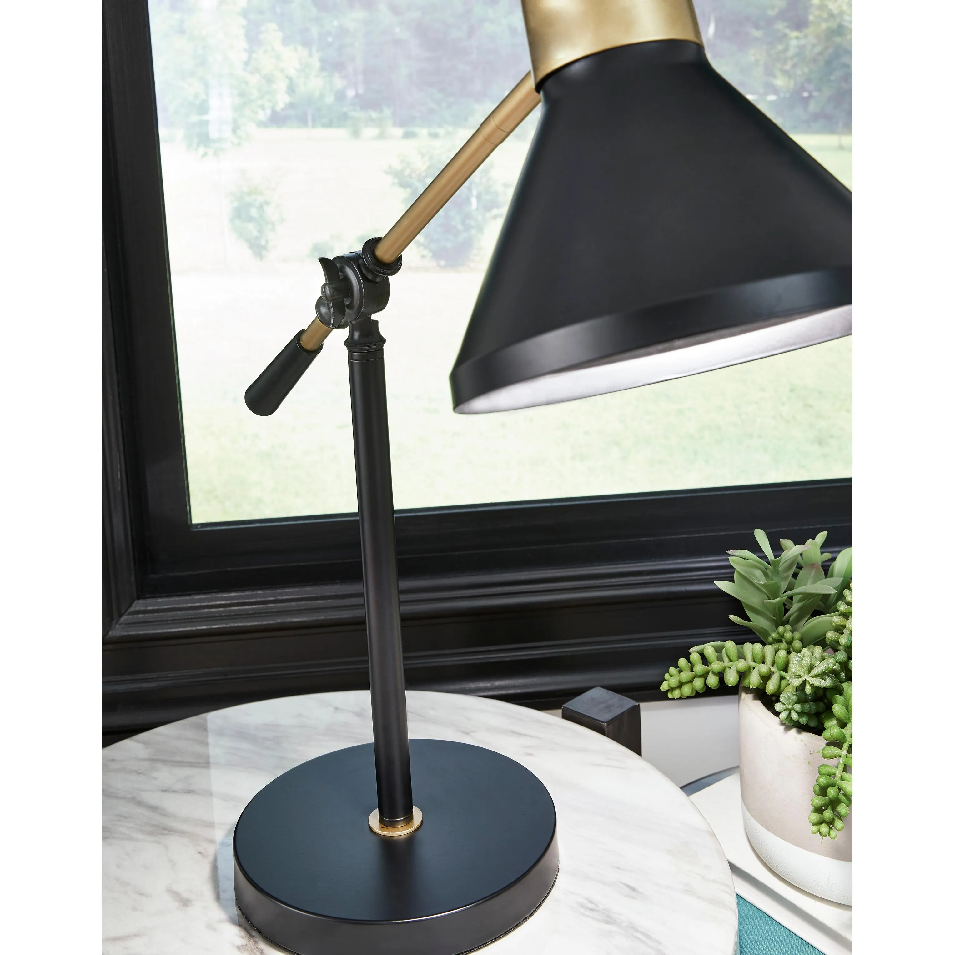 Signature Design by Ashley Garville Table Lamp L734342